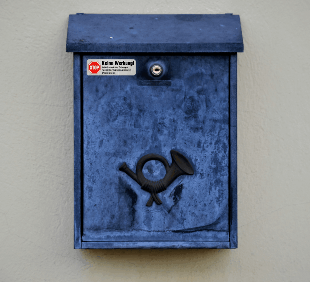â€žKeine Werbungâ€œ-Aufkleber gut sichtbar am Briefkasten angebracht